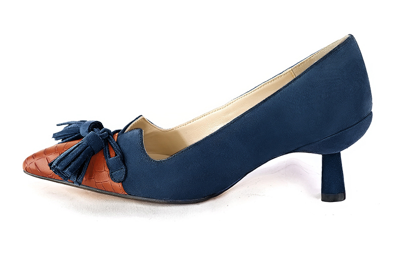 Terracotta orange and navy blue women's dress pumps, with a knot on the front. Tapered toe. Medium spool heels. Profile view - Florence KOOIJMAN